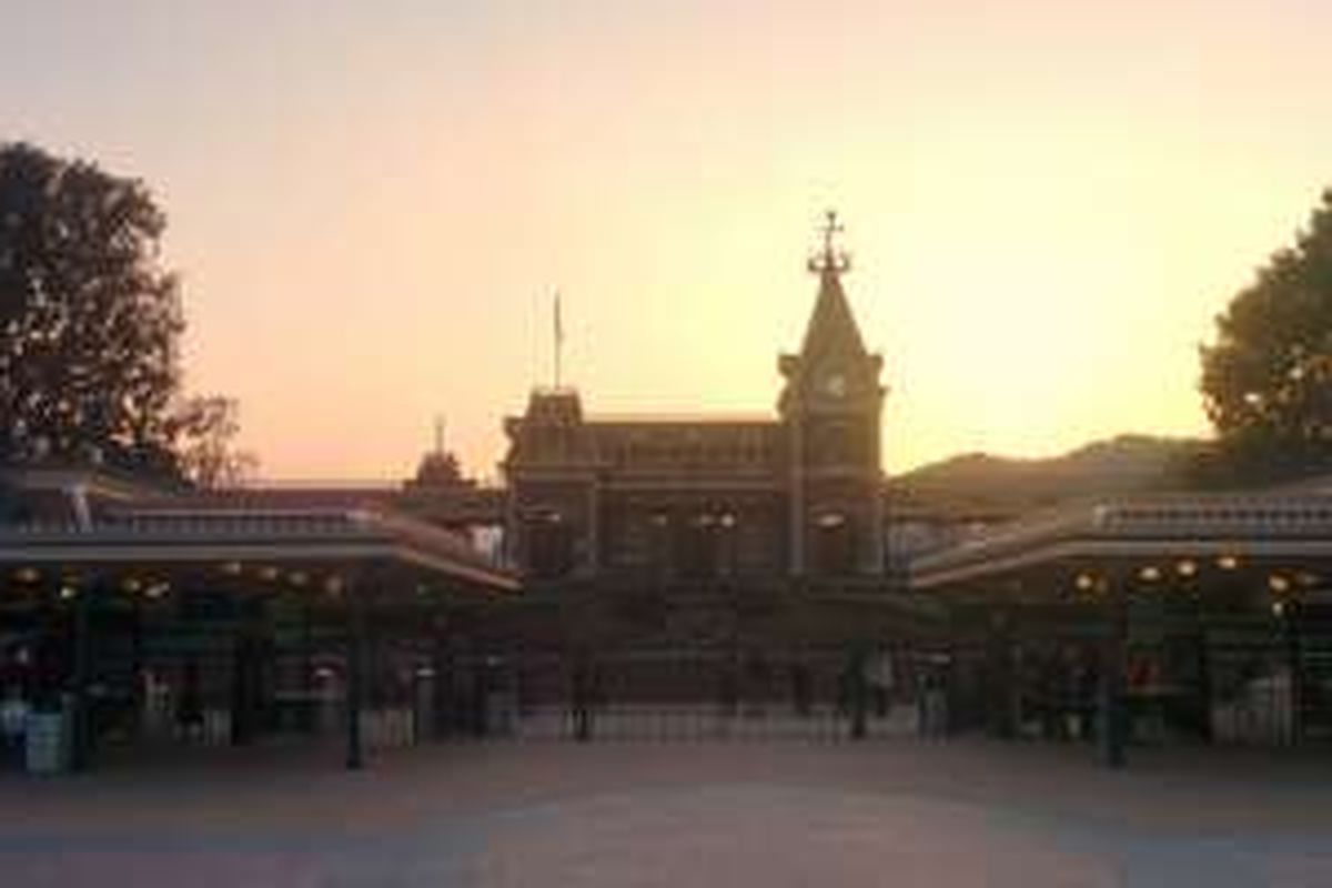 Wi-Fi gratis dapat pula ditemukan di beberapa tempat wisata seperti di Sky100 Hongkong Observation Deck, gerai-gerai kopi dan makanan siap saji multinasional, dan transportasi umum. Termasuk pelataran Disneyland, Hongkong.