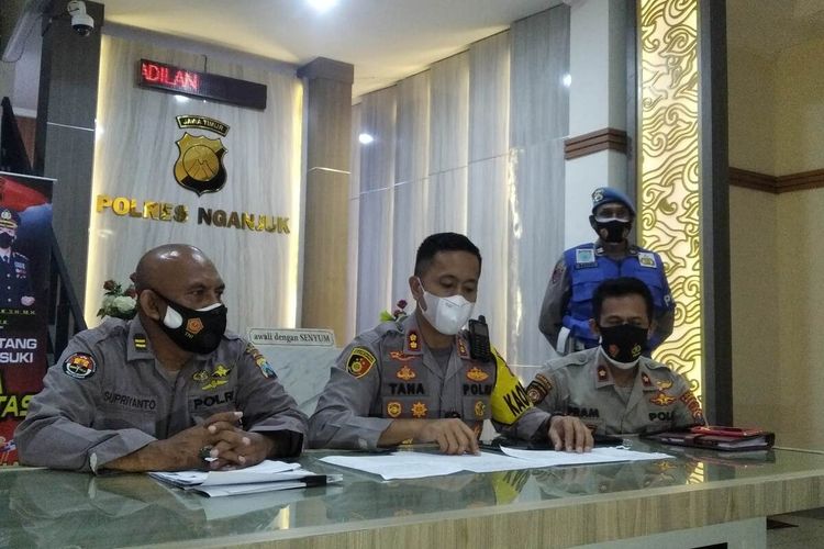 Kapolres Nganjuk AKBP Jimmy Tana (tengah) memberikan keteragan ke media dalam konferensi pers di Mapolres Nganjuk, Rabu (27/10/2021).