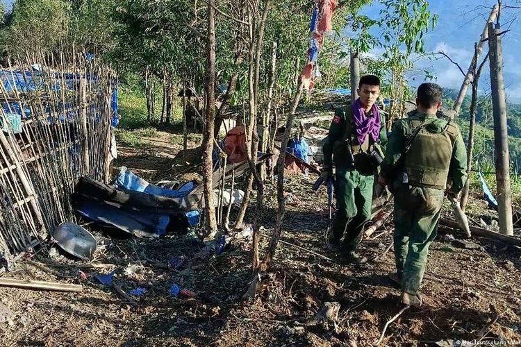 Anggota Tentara Aliansi Demokratik Nasional Myanmar (MNDAA) seperti yang terlihat di foto, sedang berada di bagian utara negara itu setelah bentrokan terjadi di negara bagian Shan bagian utara tahun lalu.