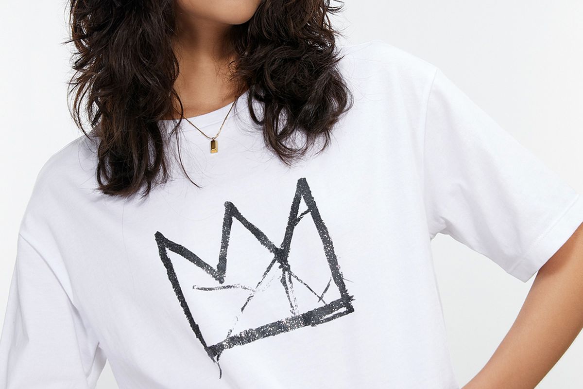 Pomelo Fashion Week 2022 hadirkan koleksi terbaru yang berkolaborasi dengan seniman Jean-Michel Basquiat.