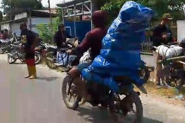 Akses Jalan Terbatas, Jenazah Mantan Kades di Sigi Diangkut Pakai Motor, Dibungkus Terpal 