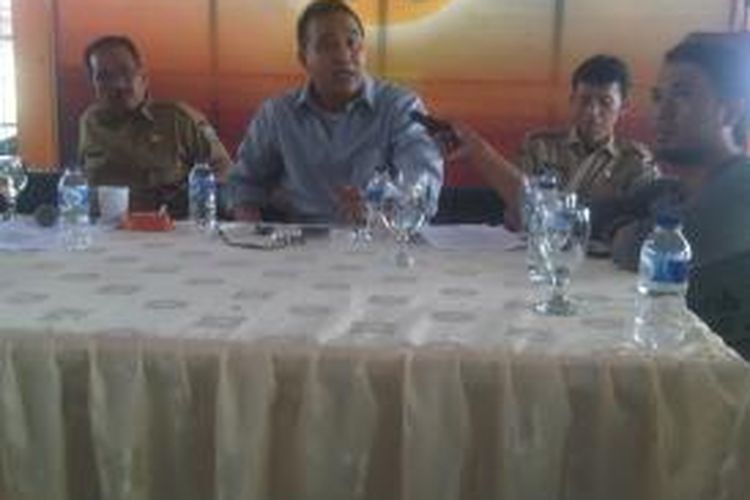 Wali Kota Tasikmalaya, Budi Budiman, saat konferensi pers terkait kondisi pemerintahan Kota Tasikmalaya, Rabu (26/2/2014).