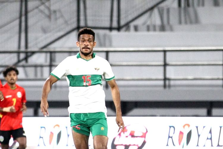Gelanda timnas Indonesia, Ricky Kambuaya, berusaha lolos dari kejaran pemain Timor Leste dalam laga yang termasuk dalam rangkaian FIFA Matchday, Minggu (30/1/2022) malam WIB.
