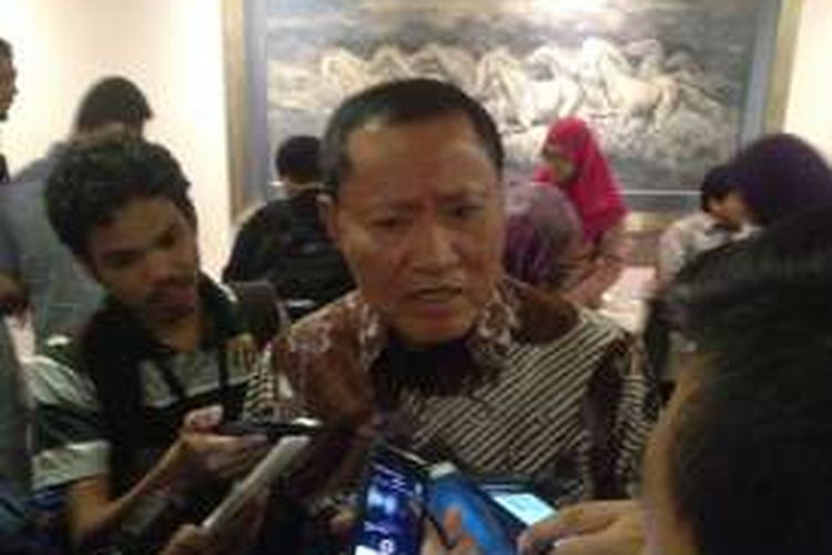 Mantan Menteri Hukum dan HAM Amir Syamsuddin saat memberikan keterangan usai mengahadiri seminar nasional Anti-Corruption and Democracy Outlook 2016: Bersama Melawan Korupsi, di Hotel Le Meridien, Jakarta, Selasa (15/3/2016).




