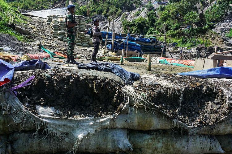 Personel kepolisian dan TNI berjaga di tempat penambangan emas ilegal yang ditutup di Gunung Botak, Pulau Buru, Maluku, Rabu (28/11/2018). Polres Pulau Buru menyegel sejumlah tempat penambangan ilegal yang beroperasi dengan menggunakan merkuri dan sianida di Gunung Botak.