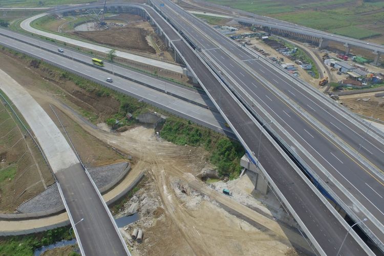 Kementerian PUPR bersama Badan Usaha Jalan Tol (BUJT) tengah menyiapkan dua ruas jalan tol beroperasi dan delapan jalan tol fungsional untuk mendukung arus lalu lintas saat libur Natal dan Tahun Baru 2022-2023.