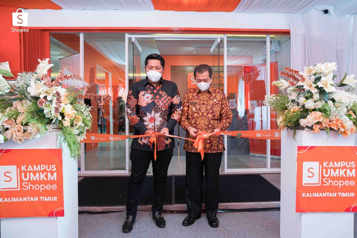 Proses pemotongan pita bersama Head of Public Policy Shopee Indonesia Radityo Triatmojo dan Wakil Gubernur Provinsi Kalimantan Timur H Hadi Mulyadi (ki-ka). 