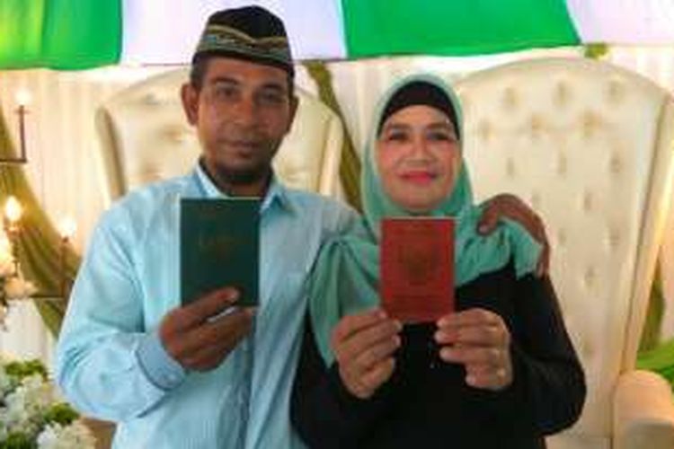 Haris Hikma (kiri) dan Siti Fatimah (kanan) memegang buku nikah yang diberikan usai mengikuti sidang itsbat nikah yang diselenggarakan di Konsulat Jenderal Republik Indonesia (KJRI) Kuching (26/9/2016). Kedua pasangan ini mendapat buku nikah setelah 30 tahun lebih membina rumah tangga di negeri Jiran, Malaysia