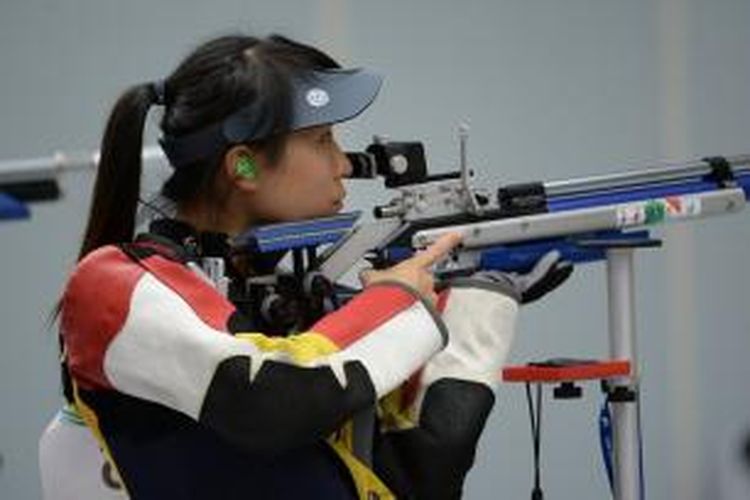 Petembak Tiongkok, Zhang Binbin, beraksi saat turun di nomor 10 meter air rifle individu pada Asian Games 2014 di Incheon, Korea Selatan, Senin (22/9/2014).