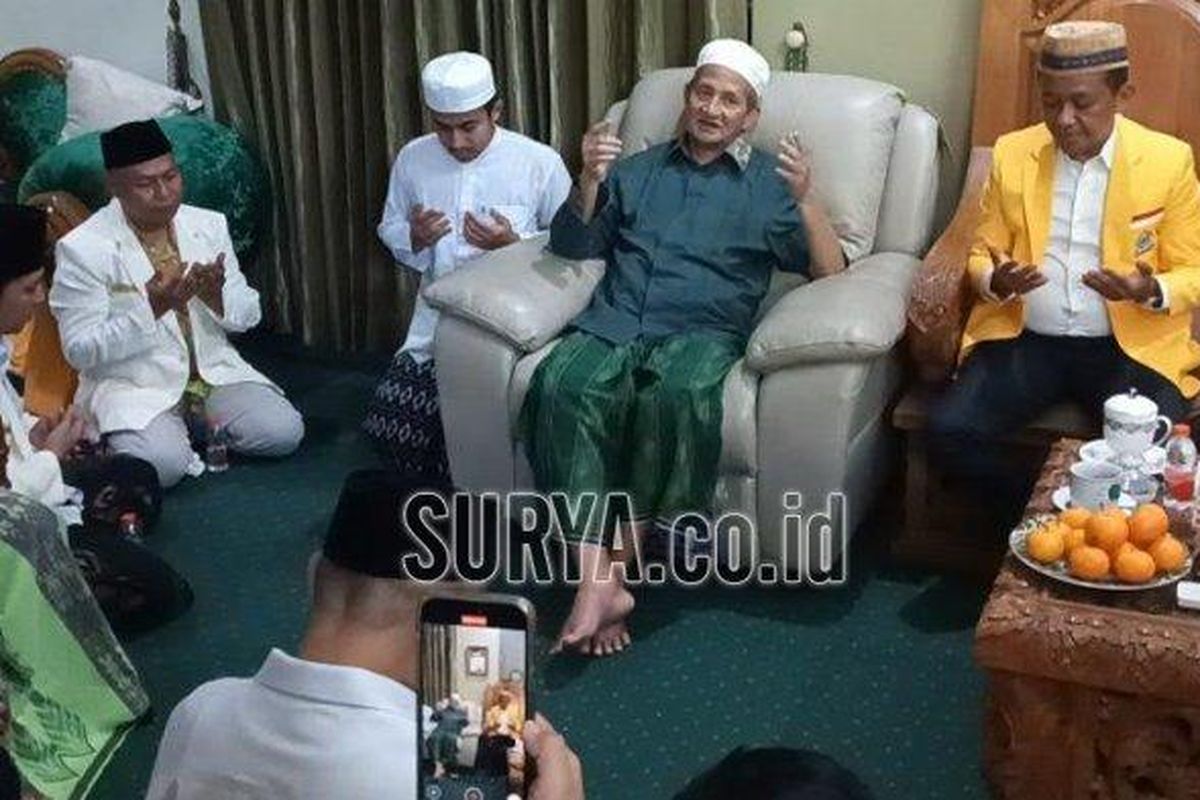 Ketua Umum Partai Golkar Bahlil Lahadalia bersama elite Partai Golkar saat berkunjung ke kediaman KH Agoes Ali Masyhuri atau Gus Ali di Pondok Pesantren Progresif Bumi Sholawat Sidoarjo, Sabtu (10/5/2025). Kunjungan ini disebut sebagai upaya Golkar untuk menghidupkan kembali tradisi lama. 