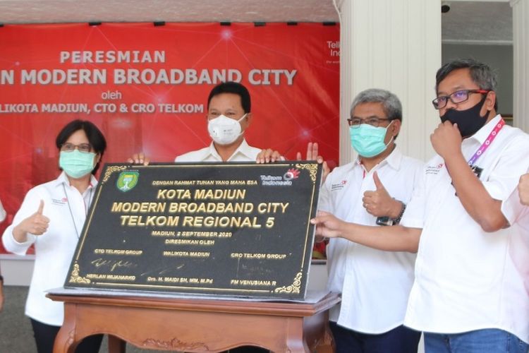 Wali Kota Madiun Maidi (kedua dari kiri), bersama Direktur Network & IT Solution Telkom Herlan Wijanarko (kedua dari kanan), Direktur Consumer Service Telkom FM. Venusiana R. (paling kiri), dan Executive Vice President Telkom Regional V Area Jawa Timur, Bali, & Nusa Tenggara Pontjo Suharwono (paling kanan), usai menandatangani prasasti peresmian Madiun Modern City, di Balai Kota Madiun, Rabu (2/9/2020).