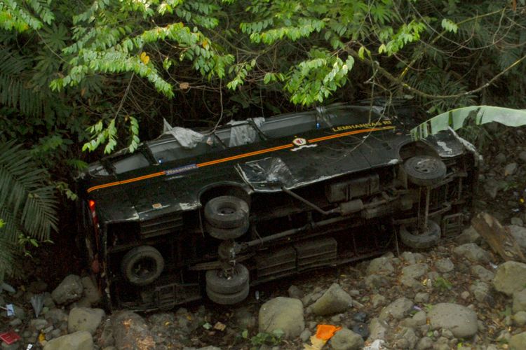 Lokasi mikro bus Lemhanas masuk jurang di Tanjakan Cisarakan, Desa Buniwangi, Kecamatan Palabuhanratu, Sukabumi, Jawa Barat, Sabtu (8/9/2018).