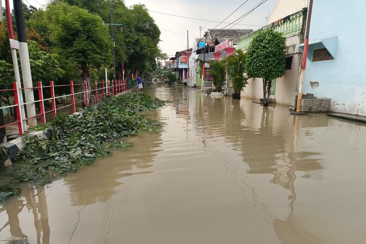 Kondisi Perumahan Duren Jaya, Bekasi Timur, Kota Bekasi yang terendam banjir akibat luapan air dari Kali Duren Jaya yang terjadi sejak Kamis (17/2) dini hari. KOMPAS.com/Joy Andre T