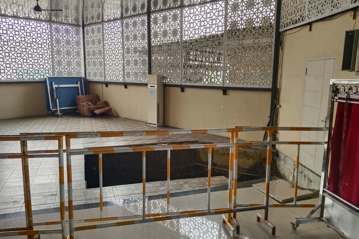 Penampakan lantai Masjid Muslimin di Komplek J City, Kecamatan Medan Johor, Kota Medan, amblas, Minggu (17/11/2024).