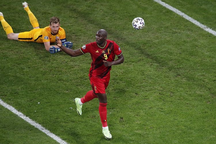 Romelu Lukaku dalam pertandingan Grup B Euro 2020 antara Belgia dan Finlandia di Stadion Saint Petersburg, Rusia, 21 Juni 2021. 