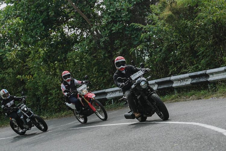 Motul Indonesia menguji pelumas mesin motor dengan touring di Pulau Flores