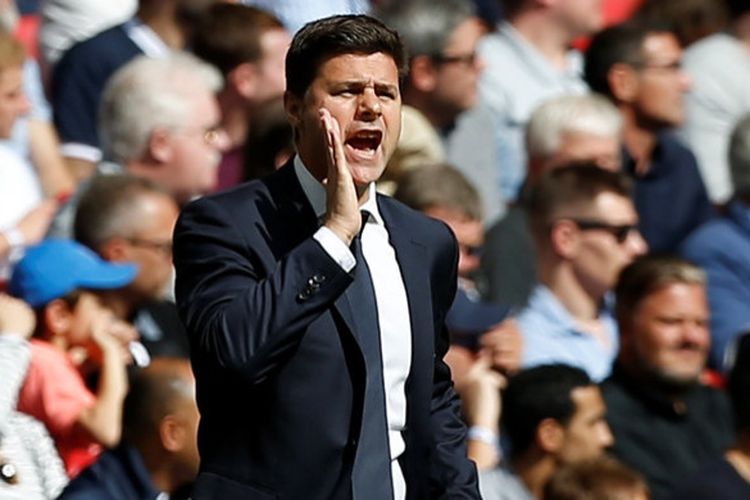 Pelatih Tottenham Hotspur, Mauricio Pochettino, memberikan instruksi kepada anak-anak asuhnya dalam laga Liga Inggris kontra Liverpool FC di Stadion Wembley, London, Inggris pada 15 September 2018.
