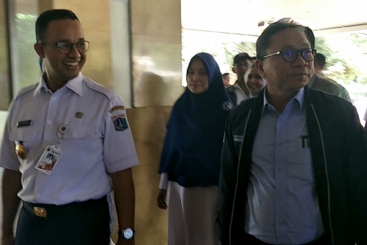 Ketua MPR RI Zulkifli Hasa disambut Gubernur DKI Jakarta Anies Baswedan saat menyambangi Balai Kota DKI Jakarta, Rabu (31/1/2018).
