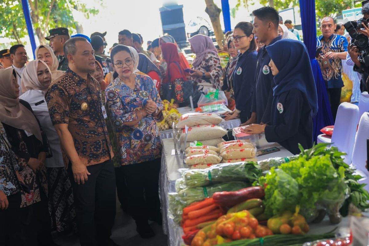 Wali Kota Semarang Agustina Wilujeng bersama Gubernur Jateng Ahmad Luthfi saat meninjau Gerakan Pangan Murah (GPM) di halaman Kantor Kecamatan Semarang Barat, Kota Semarang, Jumat (6/3/2026).