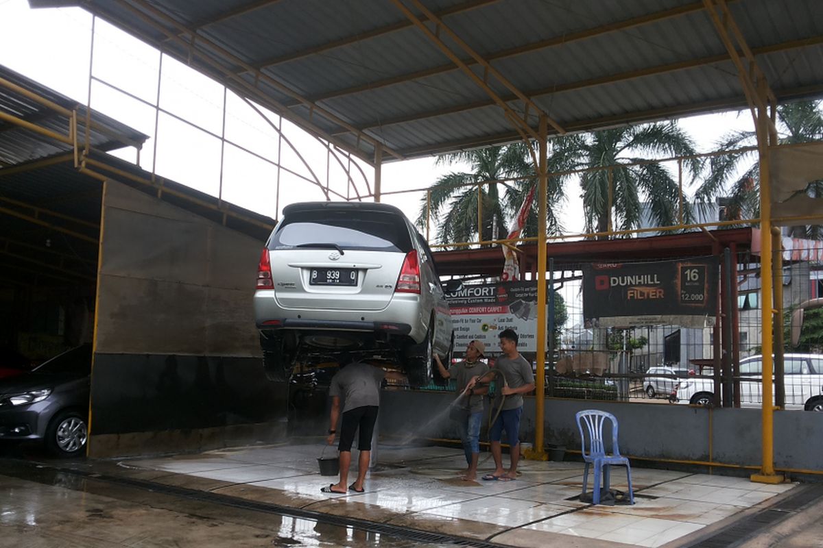Suasana di salah satu layanan cuci mobil steam hidrolik yang ada di Depok, Selasa (7/11/2017).