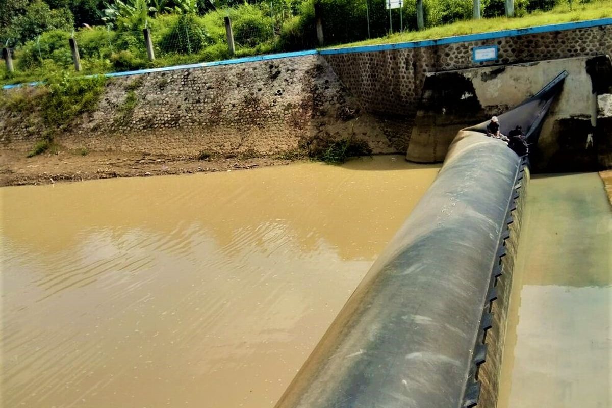 Dua bendung karet bantuan dari Jepang di Kabupaten Magetan sobek karena sejak dibangun tahun 1994 belum pernah direhabilitasi. Kedua bendung karet tersebut merupakan jalur irigasi bagi lebih dari 1.000 hektar sawah warga di 2 kabupaten.