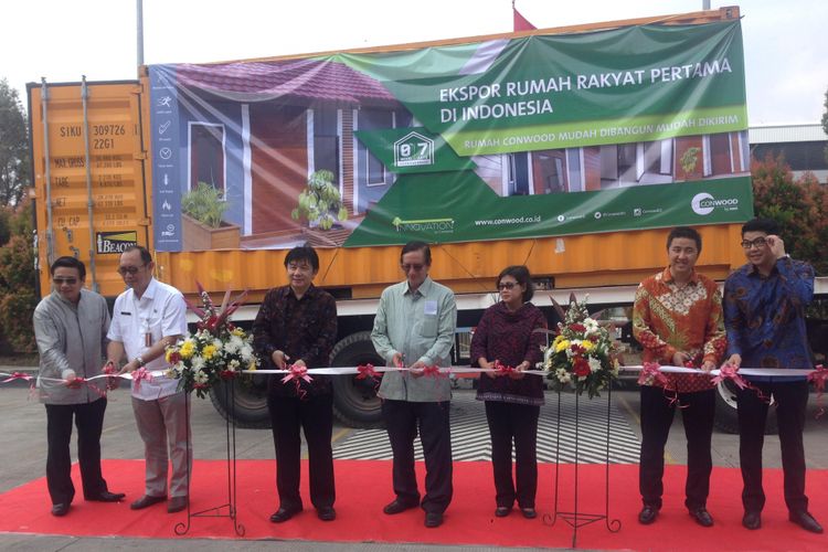 Presiden Direktur PT Conwood Indonesia Derek Williamson (ketiga dari kiri) dan Kepala Badan Pengawas Perdagangan Berjangka Komoditi (Bappebti), Bachrul Chairi, saat peresmian pengiriman rumah rakyat ke Bangladesh di Pabrik Conwood di kawasan industri Jababeka, Kamis (15/6/2017).