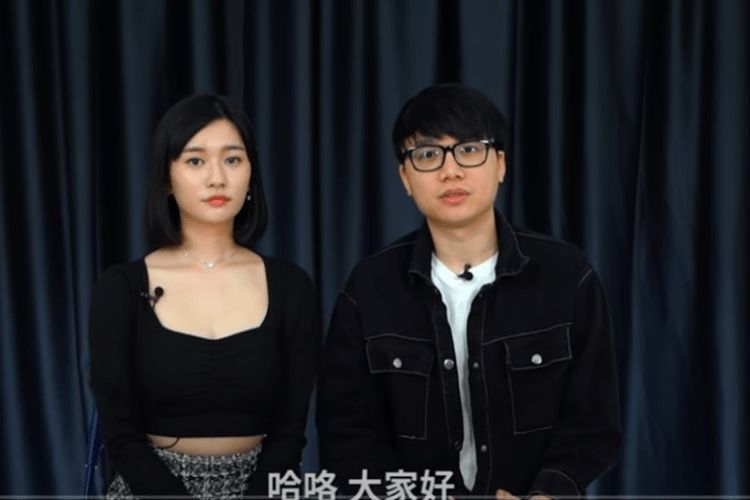 Pasangan influencer di Malaysia, Qiu Wen (kiri) dan Lim Shang Jin dalam video terbaru di YouTube ketika mereka mengumumkan putus. Pasangan ini menjadi viral pada 2019 ketika Lim mengunggah video pengakuan cinta yang menghabiskan dana hingga Rp 208 juta.