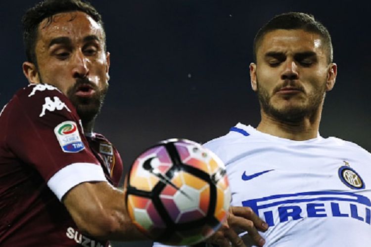 Bek Torino, Cristian Molinaro, berduel memperebutkan bola dengan striker Inter Milan, Mauro Icardi, pada pertandingan Serie A di Stadion Olimpico Turin, Sabtu (18/3/2017). 