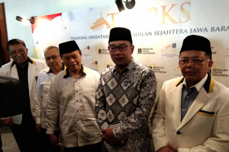 Gubernur Jawa Barat Ridwan Kamil bersama Presiden Partai Keadilan Sejahtera (PKS) Sohibul Iman saat diwawancarai dalam acara pembukaan Training Orientasi PKS Jawa Barat di Kota Bandung, Minggu (9/2/2020).