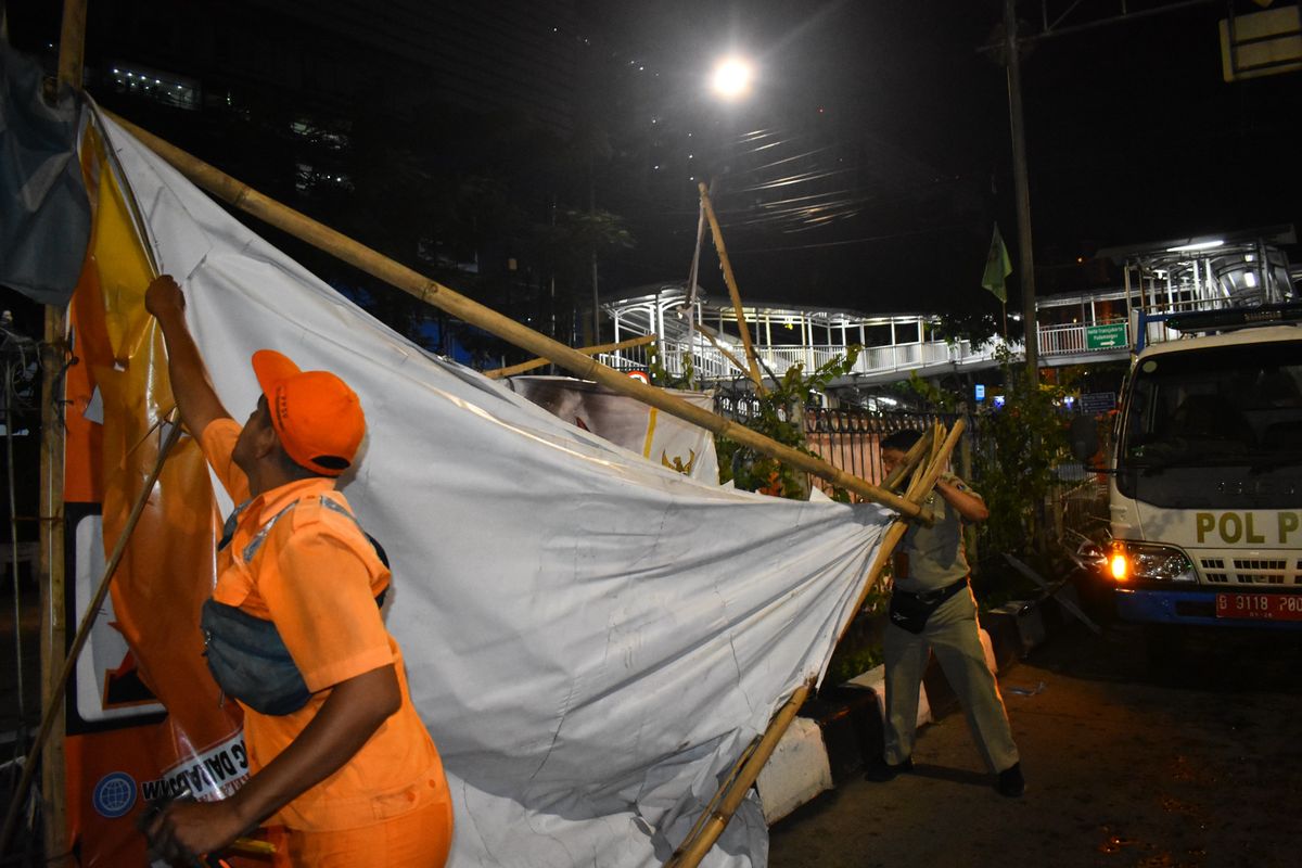 Sebanyak 2.136 lembar alat peraga kampanye (APK) yang bertebaran di seputar Kecamatan Pademangan, Jakarta Utara, telah diturunkan pada Sabtu (10/2/2024).