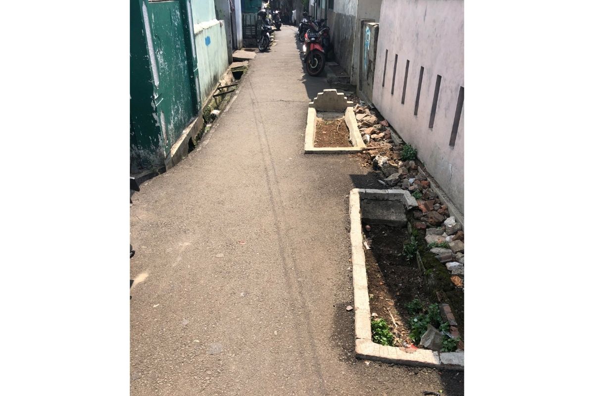 Sejumlah makam tampak terletak di tengah gang sempit di wilayah RW 04, Kelurahan Pisangan Timur, Pulogadung, Jakarta Timur.