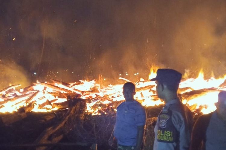 Tumpukan Kayu Sisa Banjir Aceh Utara Terbakar, Warga Panik