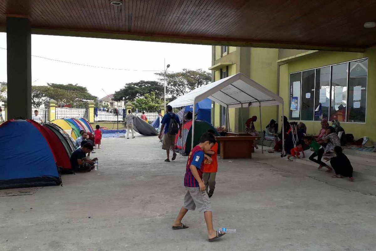 Anak-anak para pencari suaka dari berbagai negara sedang bermain di halaman eks kodim, Jakarta Barat, Senin (22/07/2019).