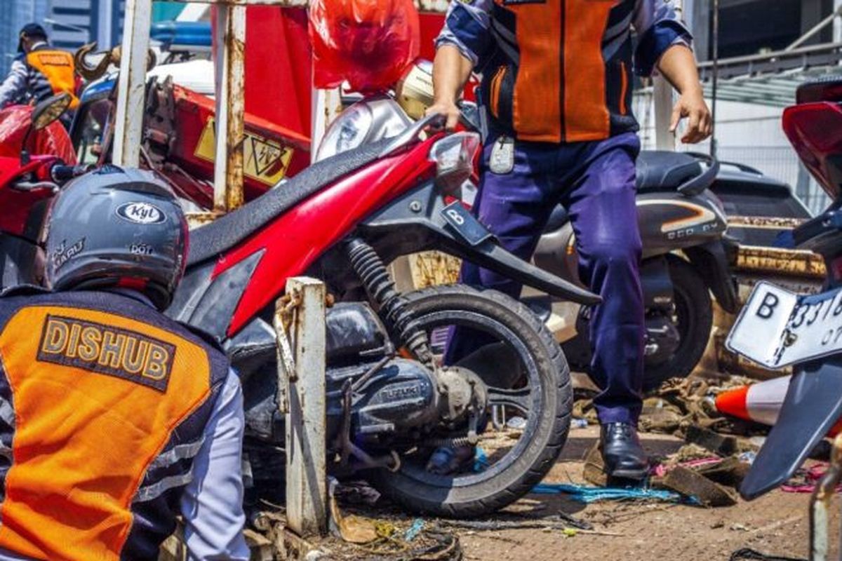 Parkir Sembarangan, Sembilan Sepeda Motor di Setiabudi Diderek Petugas