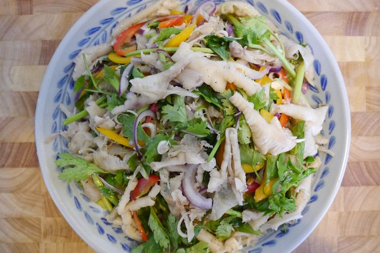 Menu salad ceker ayam Yum Tien Gai khas Laos