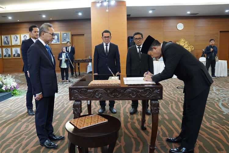Zulhas Lantik Eks Waka BSSN Komjen Putu Jayan Jadi Irjen Kemendag