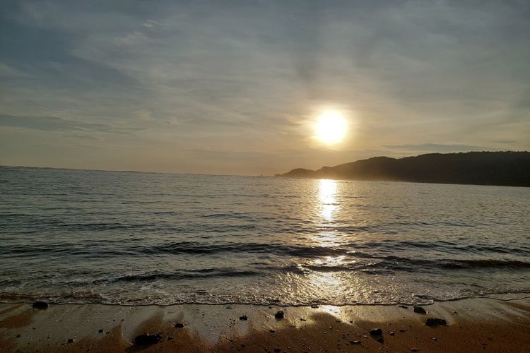 Suasana saat matahari terbenam (sunset) di Pantai Mandalika, pantai yang berada di belakang Pullman Lombok Merujani Mandalika Beach Resort, di Kawasan Mandalika, Kelurahan Kuta, Kecamatan Pujut, Kabupaten Lombok Tengah.