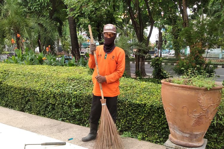 Budi Santoso seorang sapu jalanan di Kota Surabaya, Sabtu (25/1/2025).
