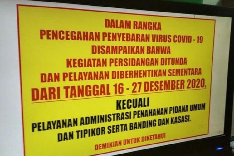 Pengumuman pihakn Pengadilan Negeri Makassar mengenai penundaan sidang usai 6 pegawainya terpapar COVID-19, Rabu (16/12/2020).