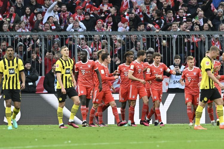 Thomas Mueller bersama pemain-pemain Bayern merayakan gol ke gawang Dortmund dalam laga Der Klassiker pada pekan ke-26 Bundesliga 2022-2023, 1 April 2023. (Foto dari KERSTIN JOENSSON / AFP) 