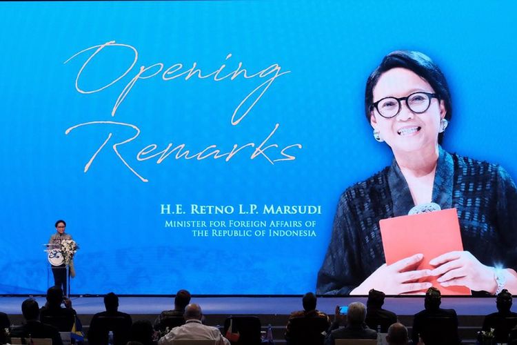 Menteri Luar Negeri RI, Retno Marsudi saat membuka Bali Democracy Forum ke-12.
