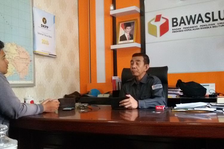 Ketua Bawaslu Kepulauan Bangka Belitung Edi Irawan saat melayani awak media, Selasa (2/4/2019).