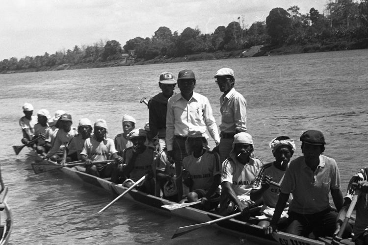 Perlombaan Bidar di Sungai Musi. Untuk merayakan HUT RI ke 40 masyarakat di pinggir Sungai Musi Palembang mengadakan lomba Bidar. Bidar adalah perahu kecil yang bisa dikayuh oleh beberapa orang.
