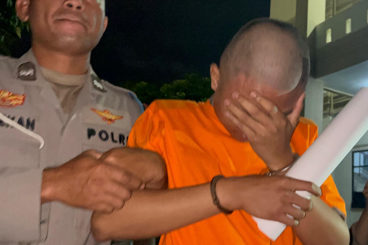 Bripda Waldi Aldiyat tertunduk saat digiring Provos menuju ke rumah tahanan (Rutan) Polda Jambi, Jumat (7/11/2025) malam. Bripda Waldi resmi diberhentikan tidak dengan hormat dari kepolisiam atas kasus pembunuhan EY, dosen perempuan Muaro Bungo, Jambi.