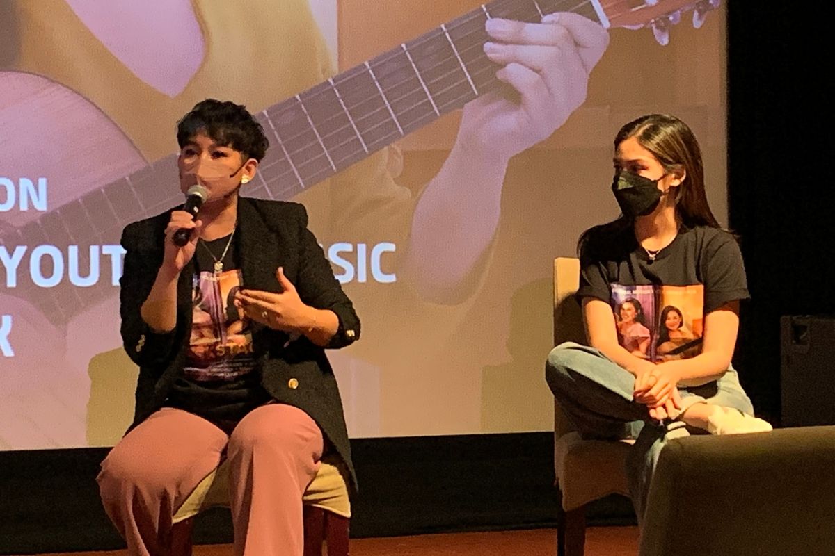 Aktris Sissy Priscillia (kiri) dan Vanesha Prescilla (kanan) dalam konferensi pers perilisan OST film Backstage di Plaza Indonesia XXI, Jumat (17/12/2021).