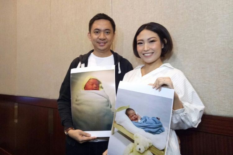 Ayu Dewi dan suaminya Regi Datau diabadikan saat jumpa pers kelahiran putra mereka di Rumah Sakit Pondok Indah, Jakarta Selatan, Senin (10/7/2017).