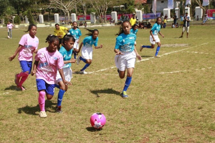 Pertandingan persahabatan antara pemain sepakbola anak perempuan dari Timor Tengah Selatan (baju pink) dan Timor Tengah Utara (baju biru) di Lapangan Umum Pusat Penerangan Masyarakat di Soe, ibu kota Kabupaten Timor Tengah Selatan, Nusa Tenggara Timur (NTT), Kamis (22/6/2017)