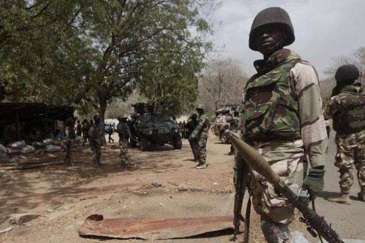 Seorang prajurit Nigeria berjaga di kota Gwoza, yang dibebaskan dari cengkeraman Boko Haram pada April lalu.