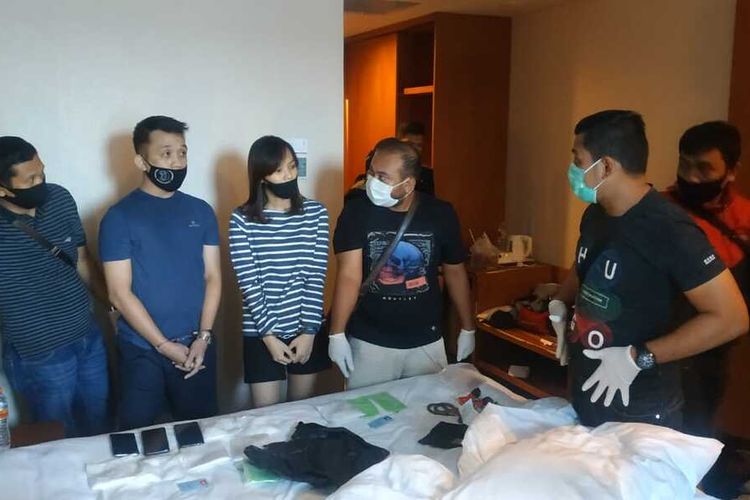 Petugas BNNP Riau melakukan penangkapan terhadap pasangan kekasih yang menjadi kurir narkoba di sebuah hotel berbintang di Pekanbaru, Dok BNNP Riau