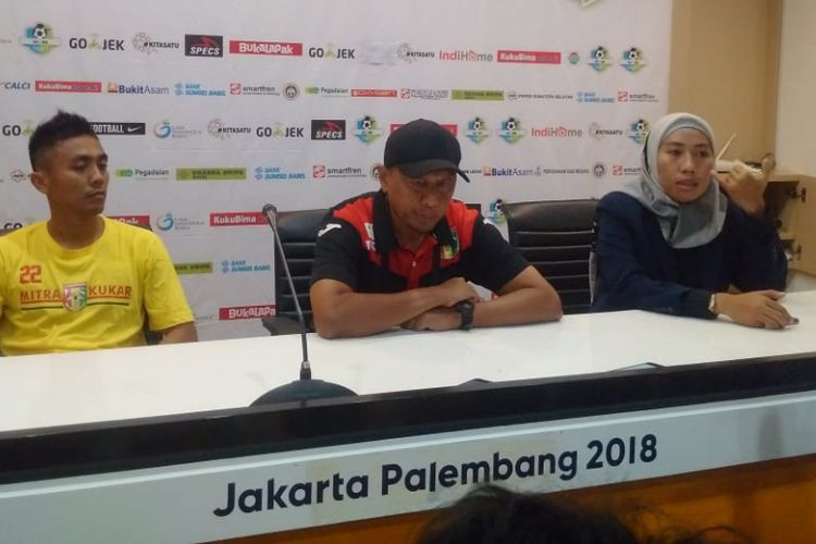Pelatih Mitra Kukar Rahmad Darmawan memberikan keterangan pers usai menghadapi Sriwijaya FC di stadion Gelora Sriwijaya Jakabaring (GSJ) Palembang, Sumatera Selatan, Jumat (30/11/2018). Dalam pertandingan tersebut, Mitra Kukar kalah dengan skor akhir 3-1.